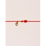bracelet composé dune perle en or laminé et dune corail rouge naturel