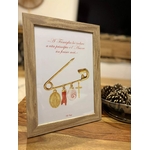 Cadre porte-bonheur avec un médaillon de la vierge, une main en corail, un oeil de Sainte-Lucie et une croix (1)
