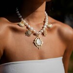 Collier femme perles avec médailles pas cher et tendance corse