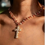 Collier femme en cristal rose avec une croix dorée pas cher