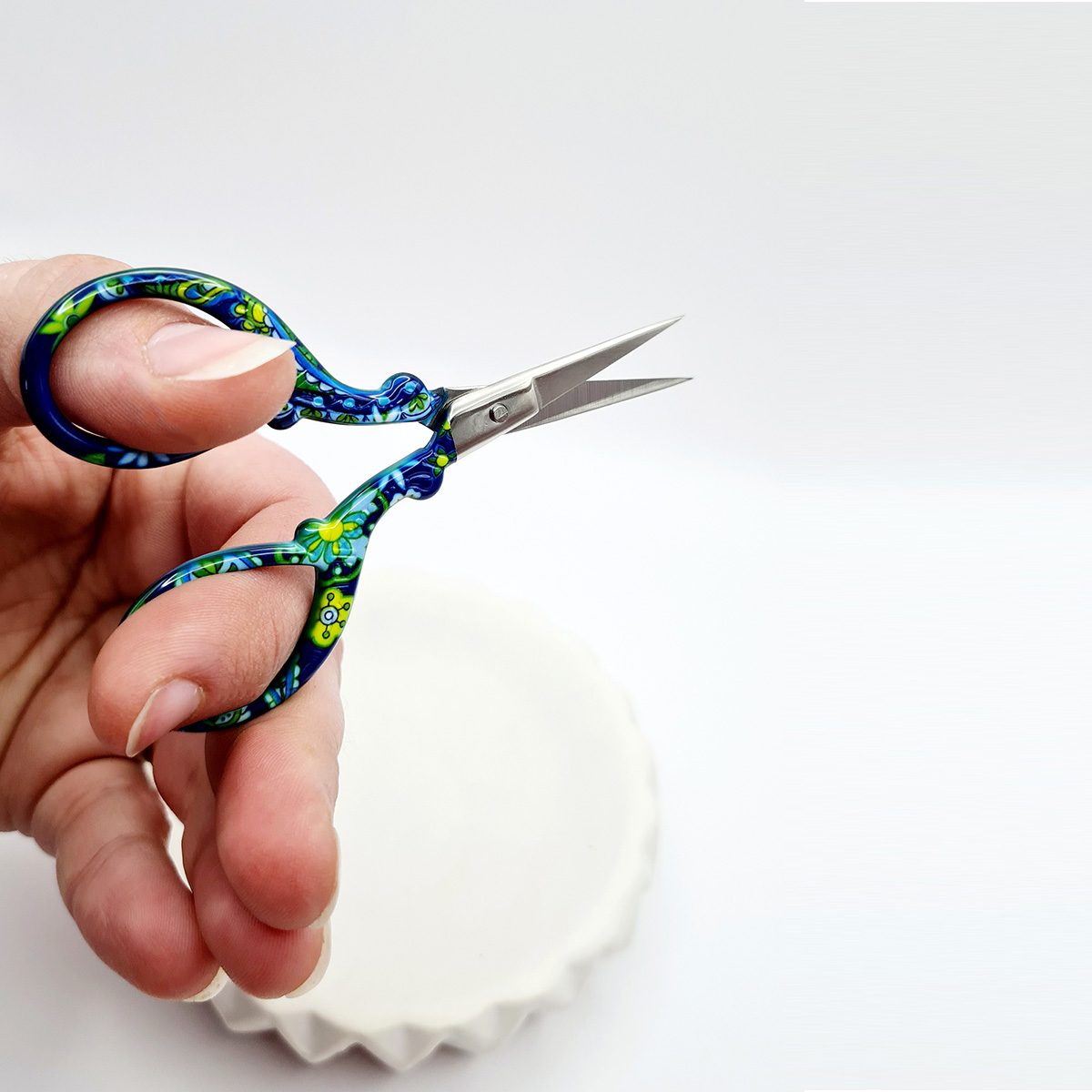 Ciseau-broderie-bleu-fleuris-vert-fils-motis-a-broder-Needle-pop-0