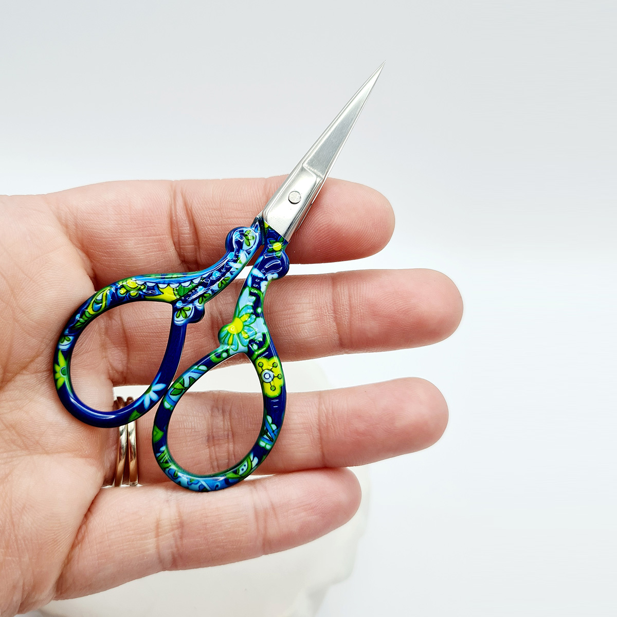 Ciseau-broderie-bleu-fleuris-vert-fils-motis-a-broder-Needle-pop-2-1