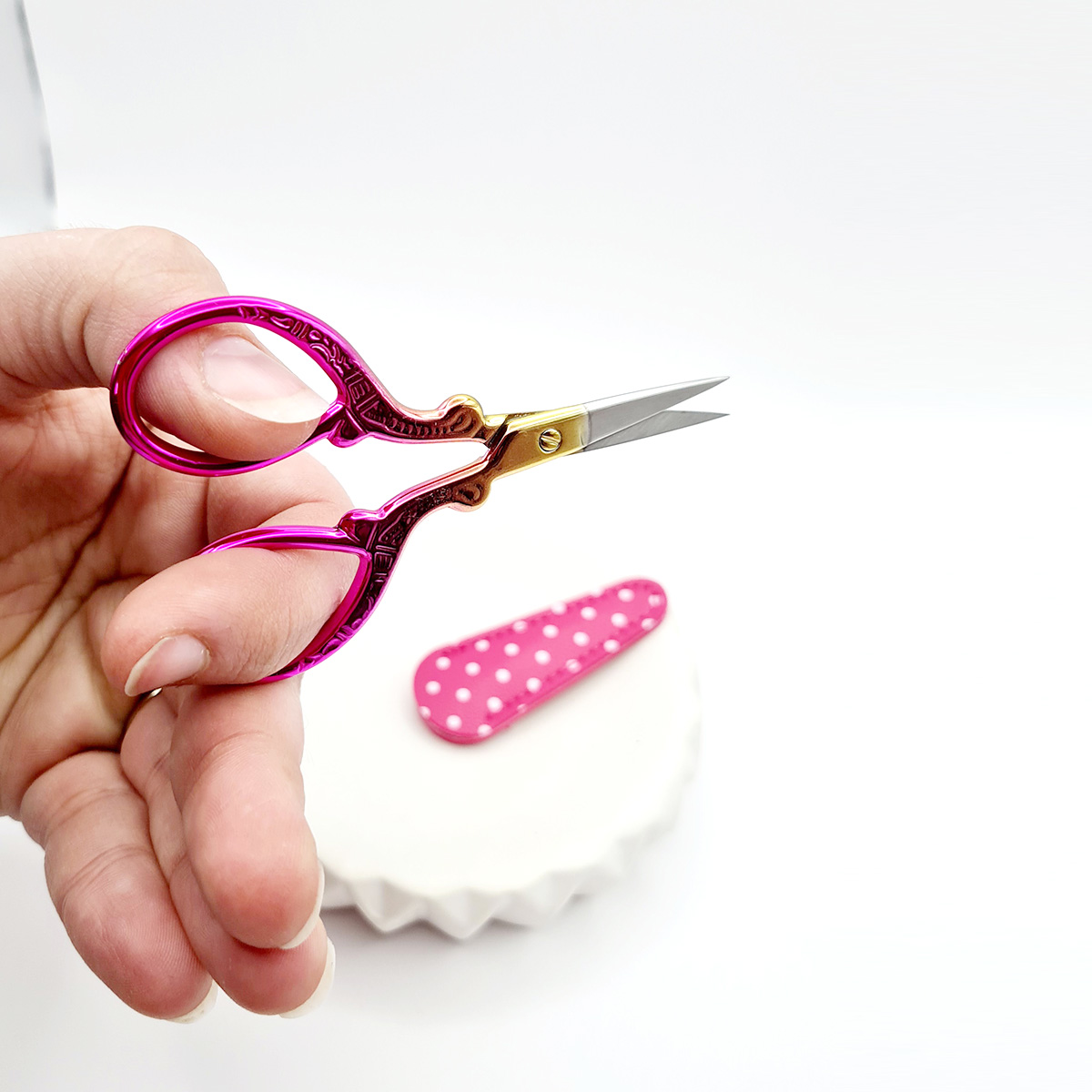 ciseaux-rose-irise-kit-broderie-fils-motif-customiser-vetements-Needle-pop-
