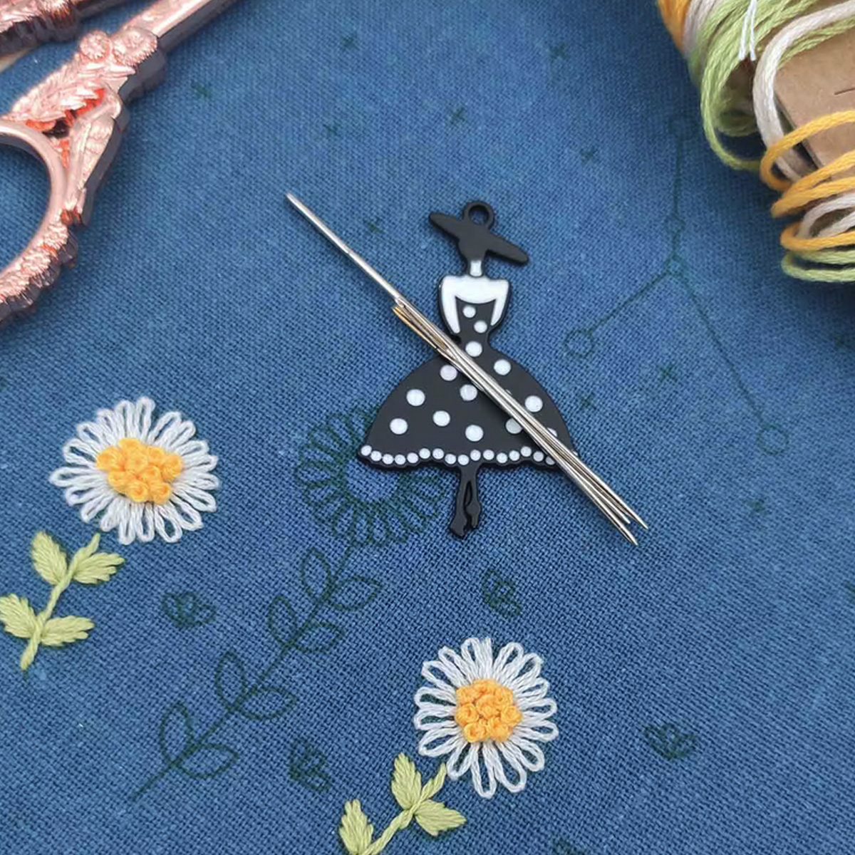 Porte-aiguille-Needle-reminder-aimanté-attrape-aiguille-Femme-retro-robe-noir-kits-broderie-facile-Needle-pop2