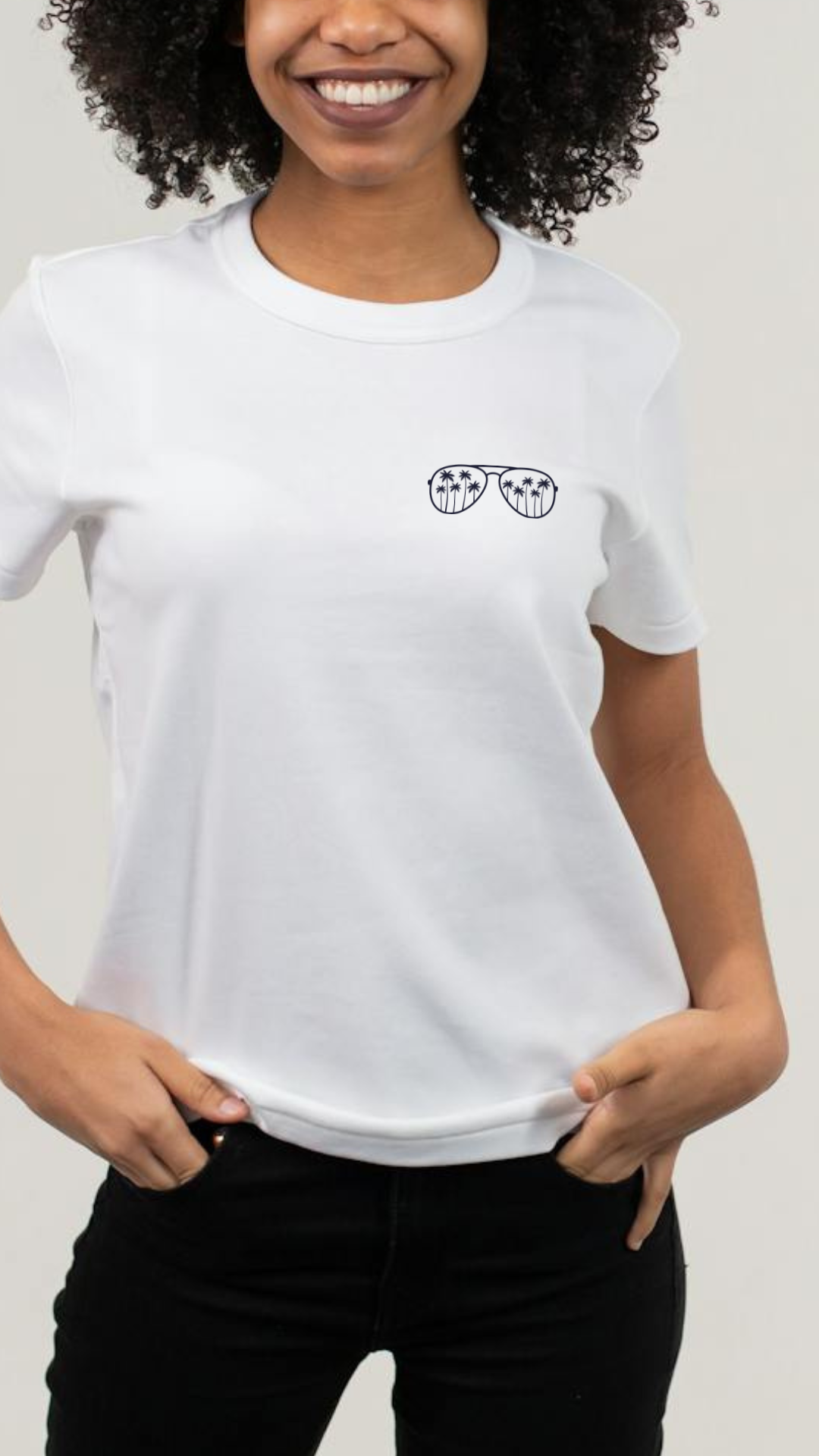 Broderie-short-jean-lunettes-soleil-tshirt
