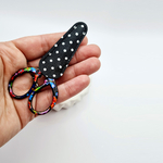 Ciseau-broderie-noir-fleurs-fils-motis-a-broder-Needle-pop-4-1