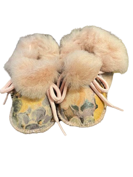 Paire de chaussons bébé fleuris vue de face, col en laine rose poudré et lacets roses
