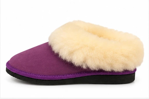 Chaussons fourrés en peau de mouton violet, vue de profil avec col de laine naturelle
