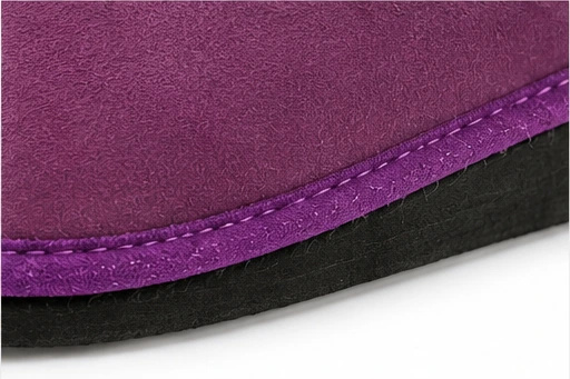 Détail du cuir retourné violet et de la couture le long de la semelle