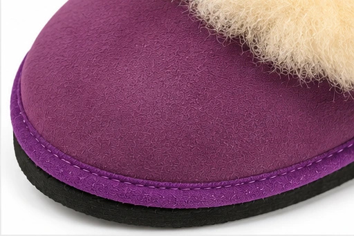 Bout du chausson fourré en cuir de mouton violet, semelle antidérapante