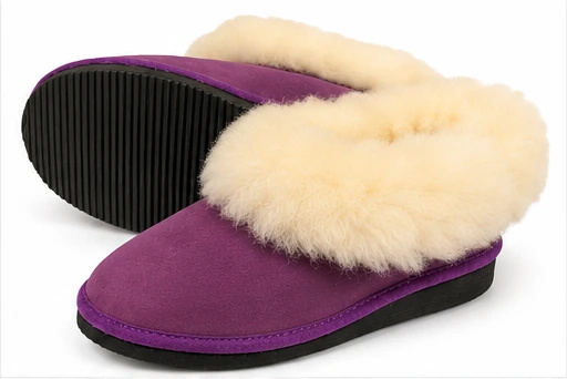 Chaussons fourrés violets, semelle antidérapante et profil