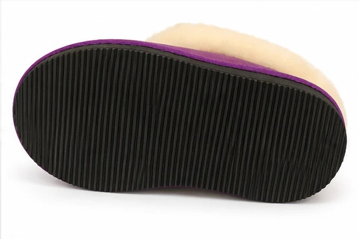 Semelle antidérapante noire des chaussons fourrés violets