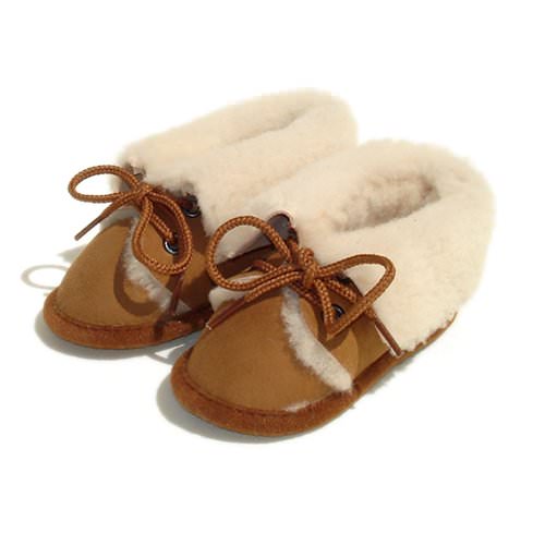 Chaussons bébé en peau de mouton marron