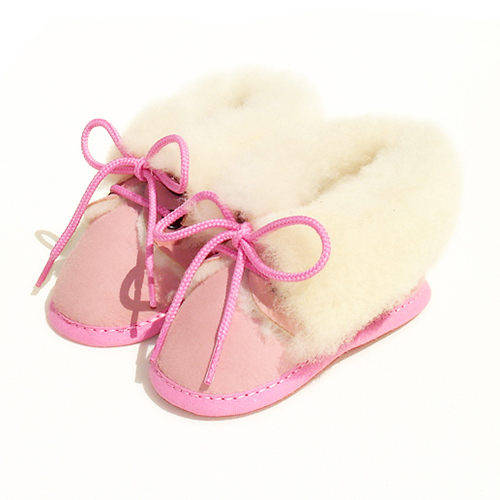 Chaussons bébé fourrés en peau de mouton rose
