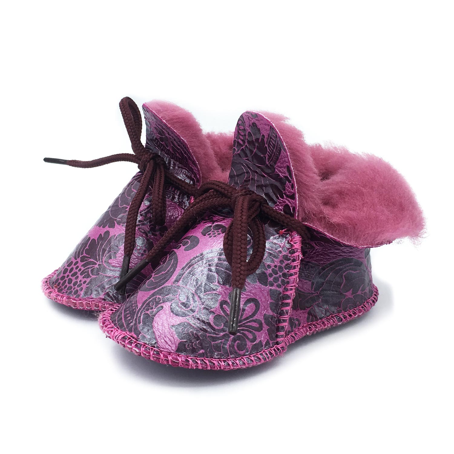 Chaussons bébé en peau de mouton rose à motif floral violet, col en laine rose et lacets bruns