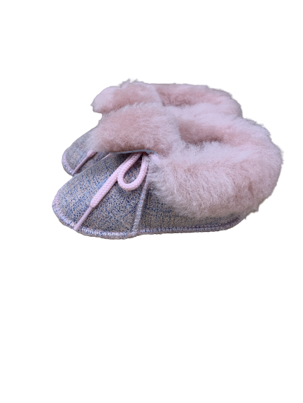 Chaussons bébé en peau de mouton gris argenté pailleté, col en laine rose pâle et lacet rose