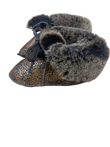 Chaussons bébé en peau de mouton bronze métallisé effet craquelé, col en laine gris taupe