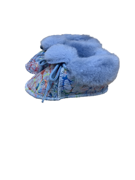 Chaussons bébé en peau de mouton à motifs multicolores, col en laine bleu ciel et lacet bleu