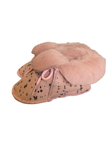 Chaussons bébé en peau de mouton rose moucheté de noir et dargent, col en laine rose et lacet rose