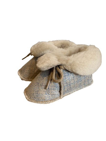 Chaussons bébé en peau de mouton beige et bleu pailleté, col en laine écrue et lacet marron