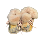 Paire de chaussons bébé fleuris vue de face, col en laine rose poudré et lacets roses