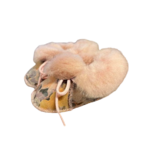 Chaussons bébé en peau de mouton à fleurs sur fond jaune, col en laine rose poudré et lacets roses