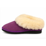 Chaussons fourrés en peau de mouton violet, vue de profil avec col de laine naturelle