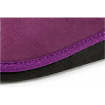 Détail du cuir retourné violet et de la couture le long de la semelle