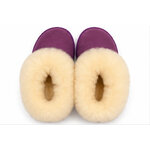 Chaussons fourrés en peau de mouton violet vus de dessus, intérieur en laine
