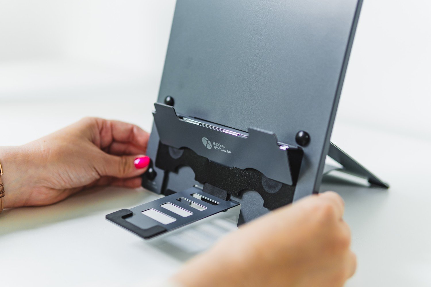 BakkerElkhuizen-ergo-q-hybrid-pro-laptop-stands-1697184547-14
