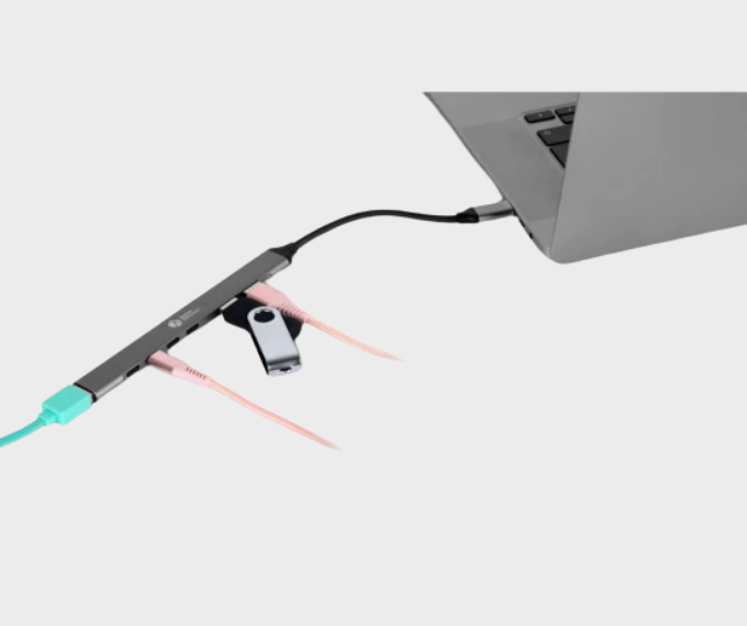 hub-usb-c-7-en-1-compact-ergonomique-sans-surchauffe-vue-de-face-en-situation