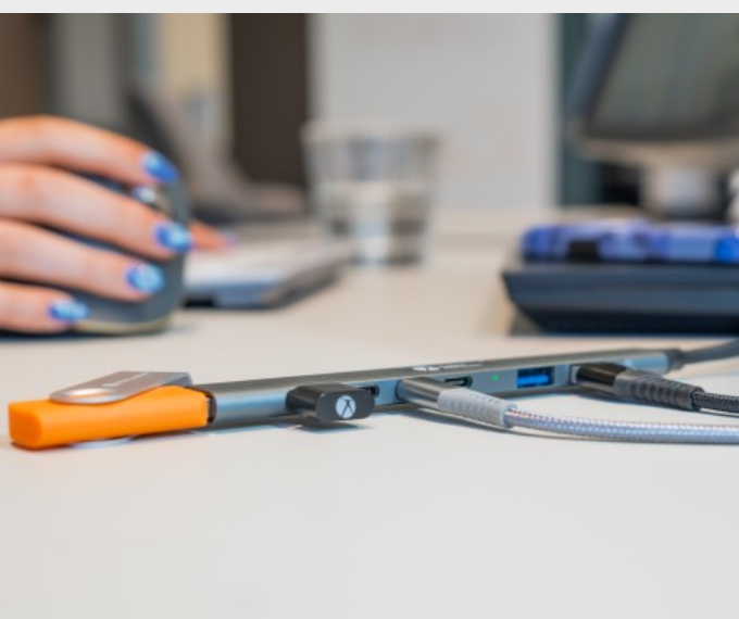 hub-usb-c-7-en-1-compact-ergonomique-sans-surchauffe-vue-de-face-avec-cables-et-en-situation