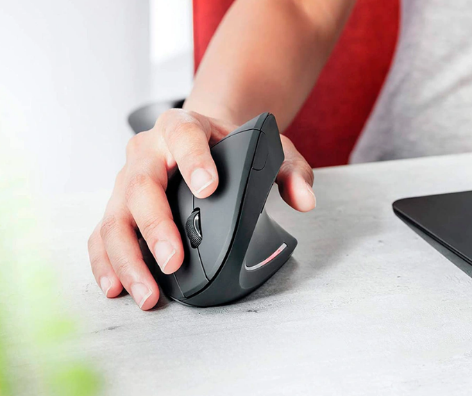 souris-ergonomique-verticale-sans-fil-qconnect-noir-mise-en-situation