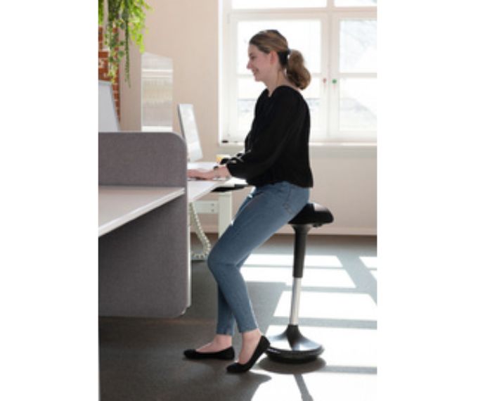 tabouret-ergonomique-moove-en-situation-avec-bureau