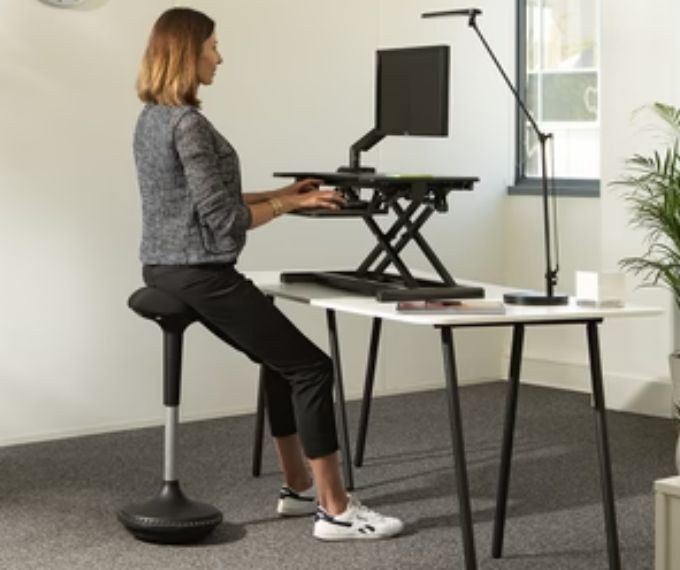 tabouret-ergonomique-moove-en-situation-avec-ergodesk