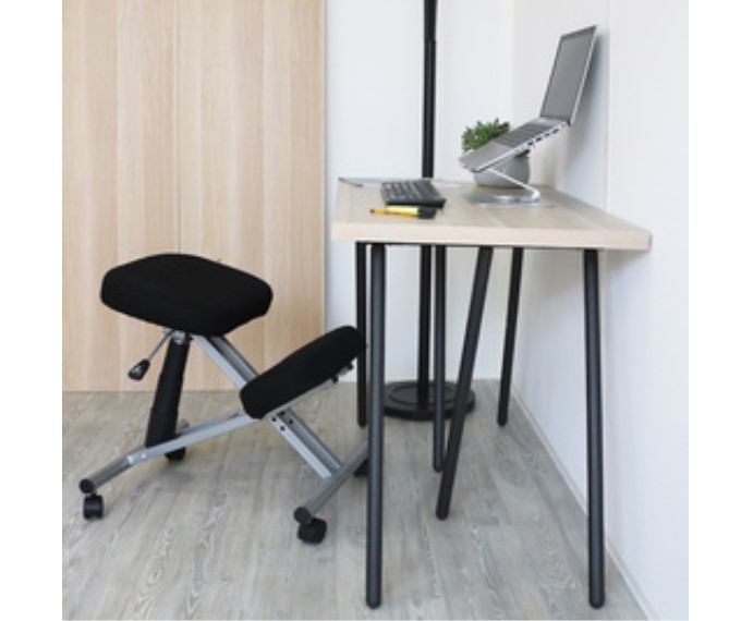 tabouret-ergonomique-assis-genoux-ergo-leg-avec-bureau