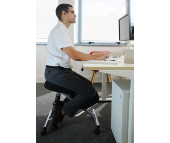 tabouret-ergonomique-assis-genoux-ergo-leg-en-situation