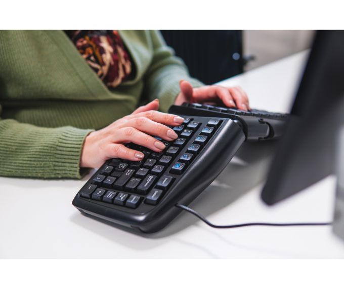 clavier-ergonomique-goldtouch-adjustable-v2-divise-reglable-noir-bureau-professionnel-en-situation