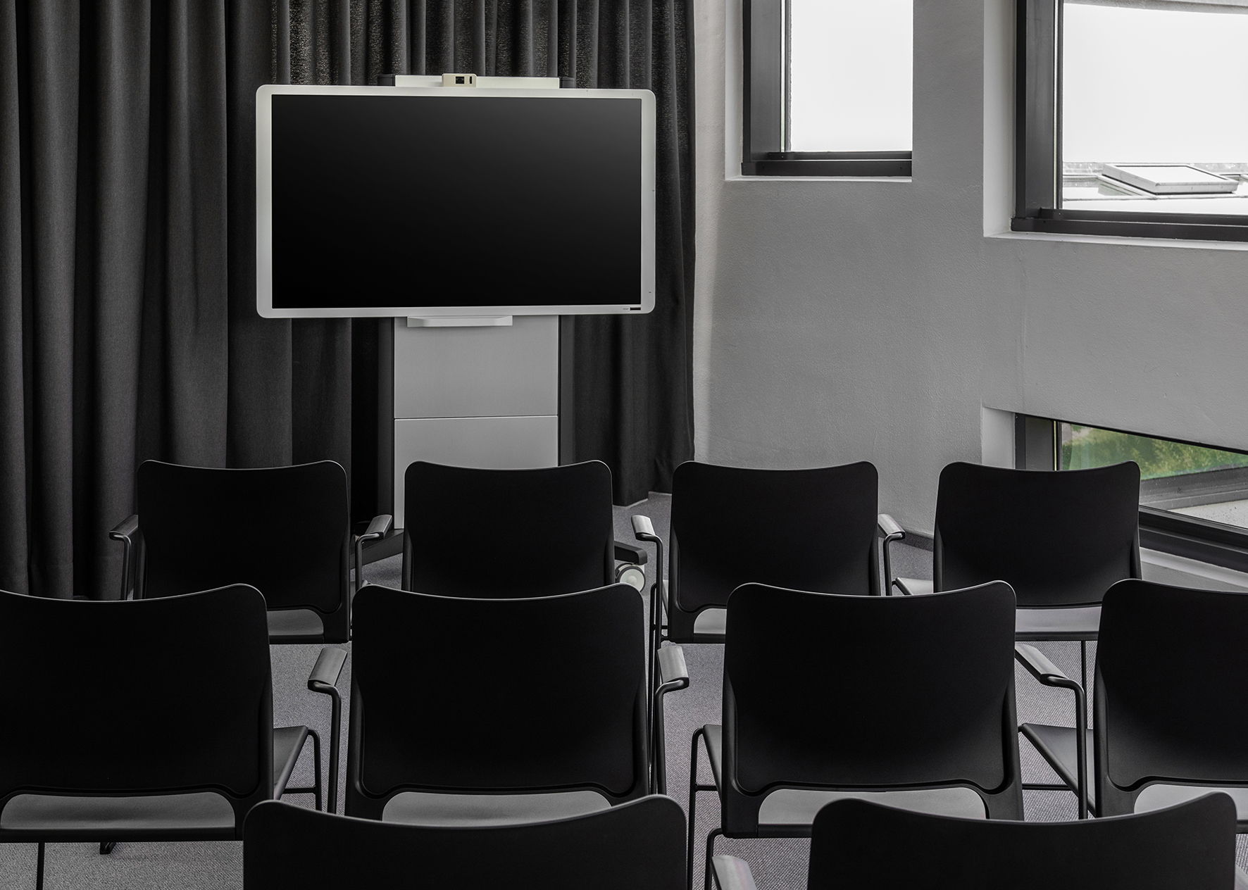 chaise-visiteur-visit-lite-noir-avec-accoudoirs-en-situation