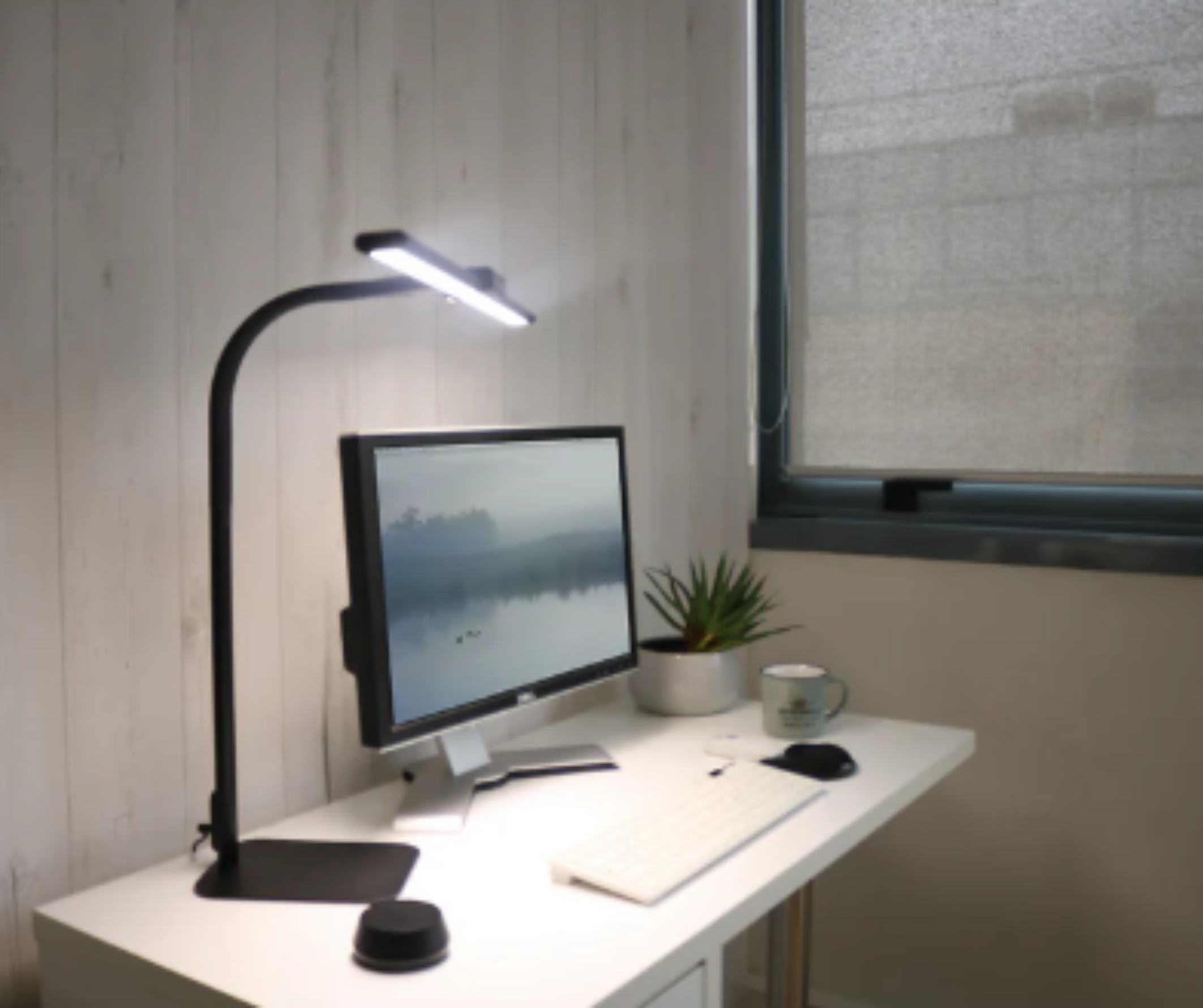lampe-se-bureau-à-éclairage-led-strata-base-sur-pied-en-situation