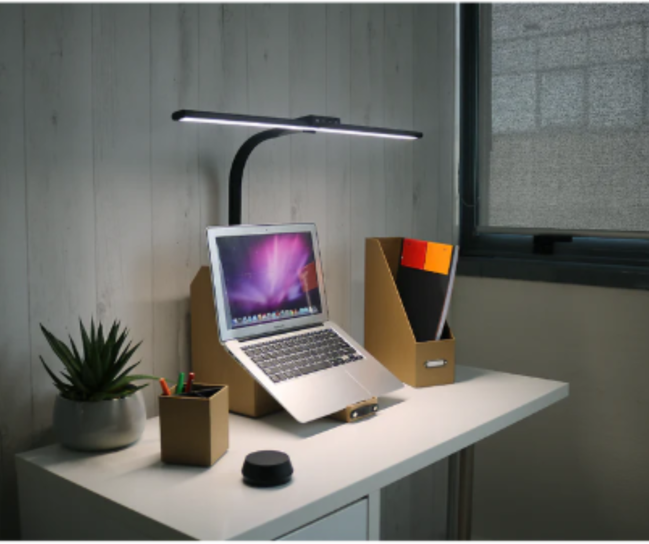 lampe-se-bureau-à-éclairage-led-strata-base-sur-pied-en-situation-2