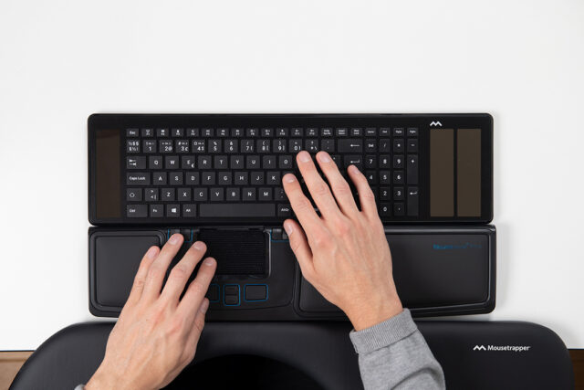 clavier-solaire-type-ergonomique-mousetrapper-en-situation