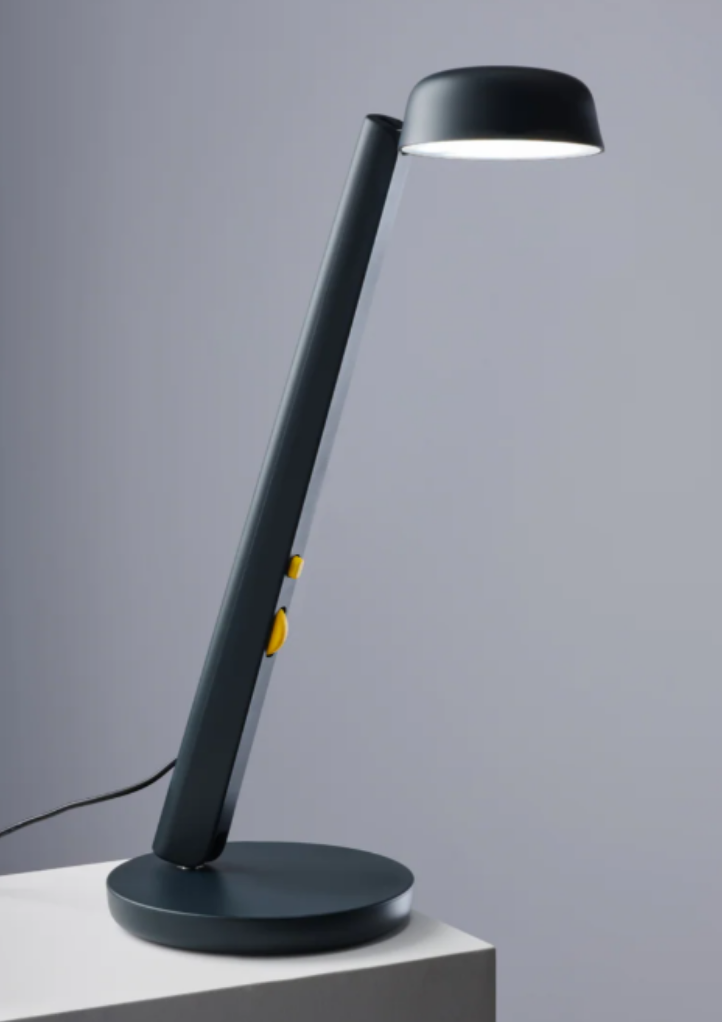 lampe-polux-original-a-poser-bleu-nuit-et-jaune