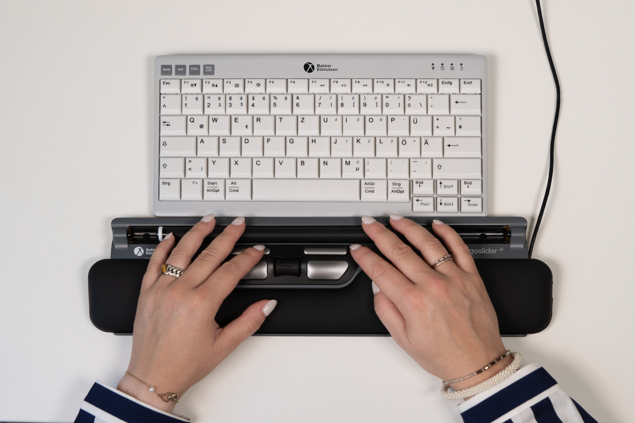 Position centrale ErgoSlider Plus devant clavier bureau ergonomique bras detendus