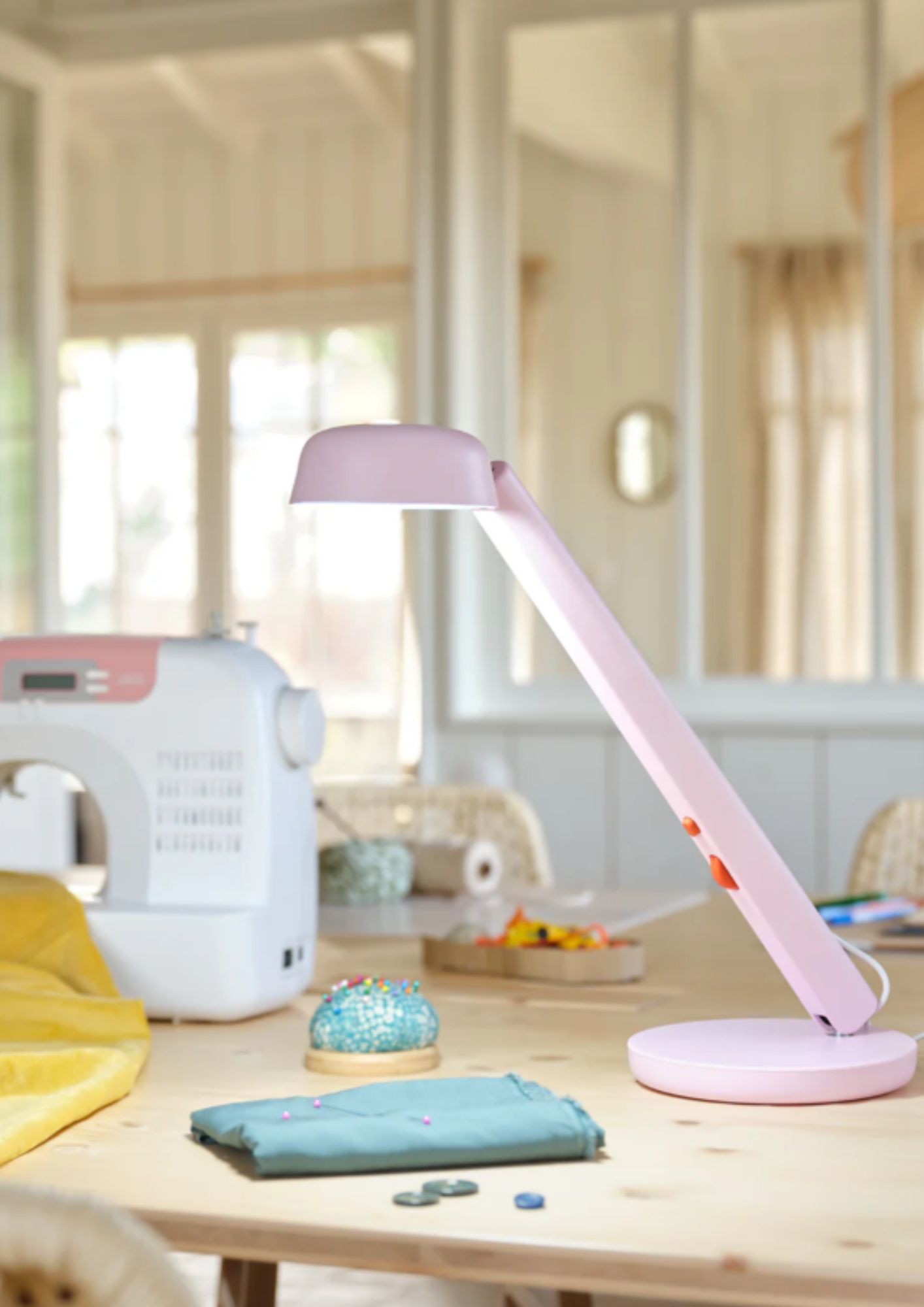 LAMPE POLUX ORIGINAL A POSER DANS UN ATELIER DE COUTURE