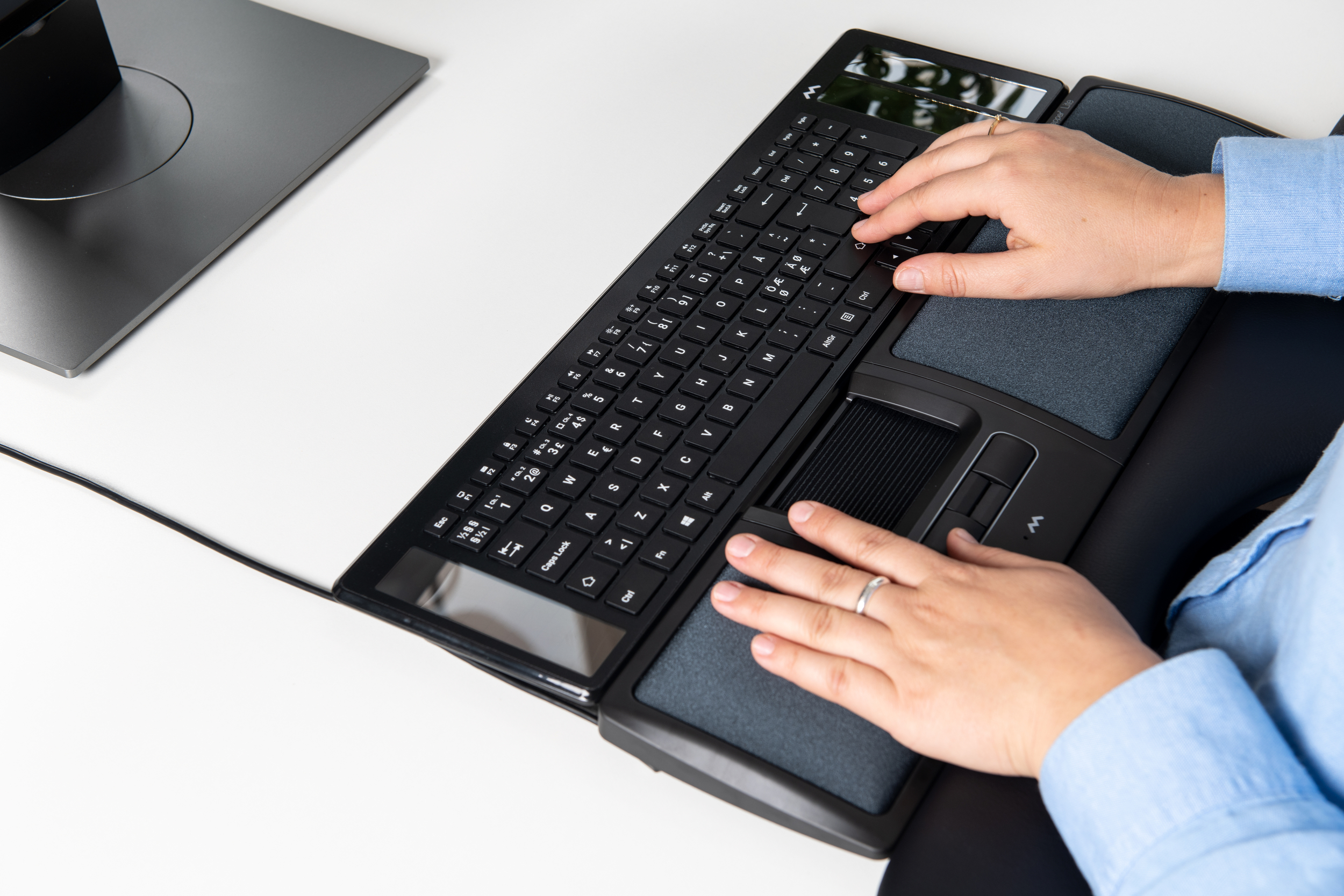 Mousetrapper Lite position centrale devant clavier bras détendus bureau ergonomique