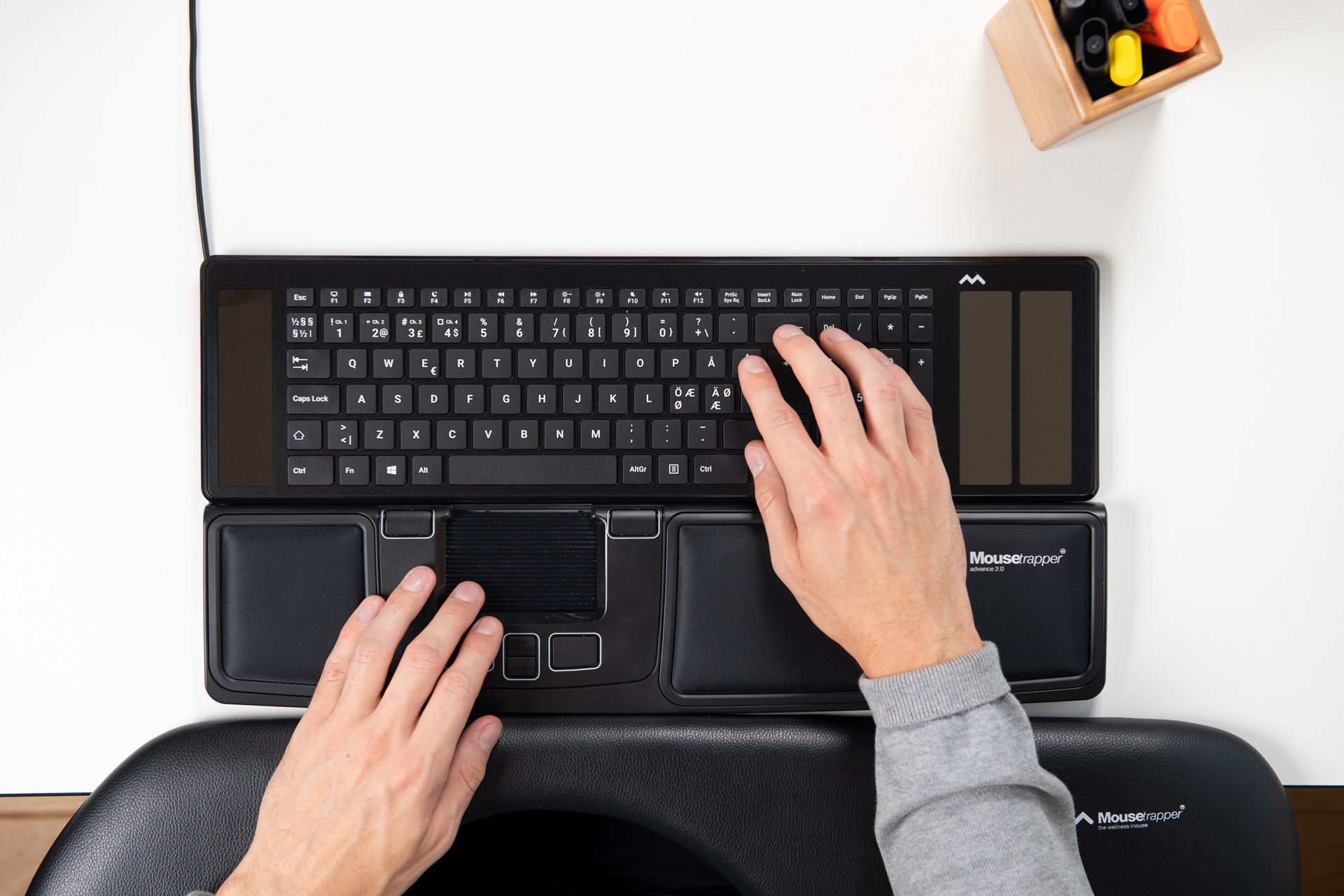 Mousetrapper Advance 2.0 position centrale clavier bureau ergonomique bras detendus