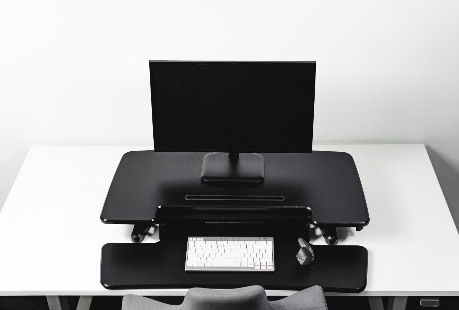 BakkerElkhuizen-adjustable-sit-stand-desk-riser-2-black-sit-stand-desks-1697184549