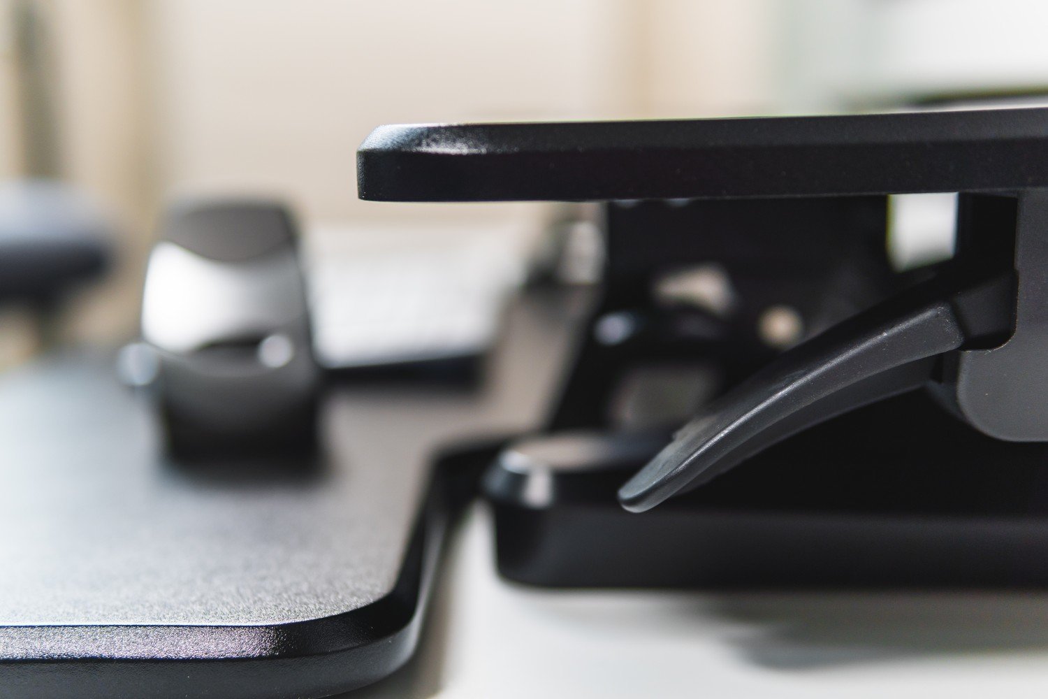 BakkerElkhuizen-adjustable-sit-stand-desk-riser-2-black-sit-stand-desks-16971845498