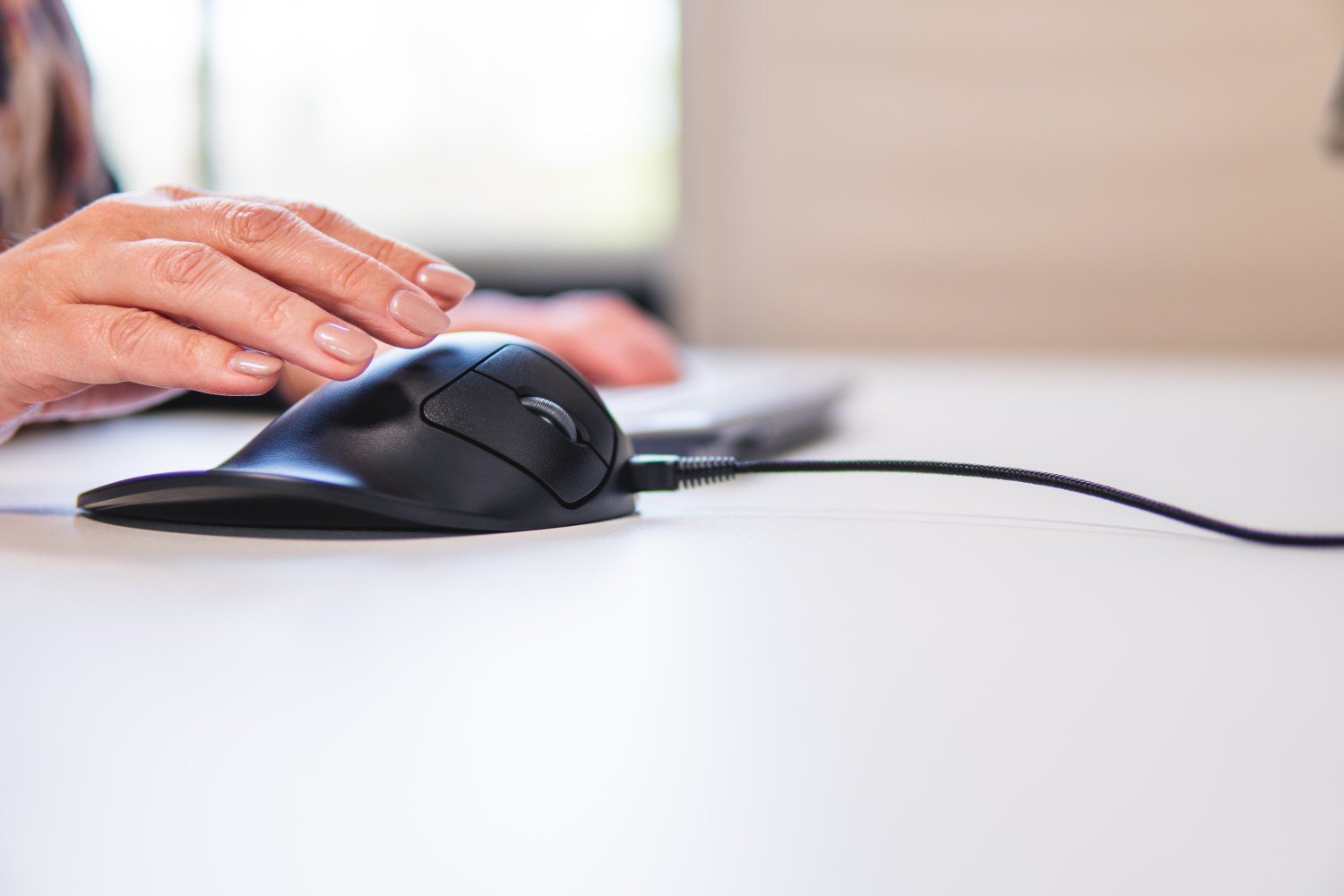 BakkerElkhuizen-handshoemouse-wired-ergonomic-mice-1697184548-4